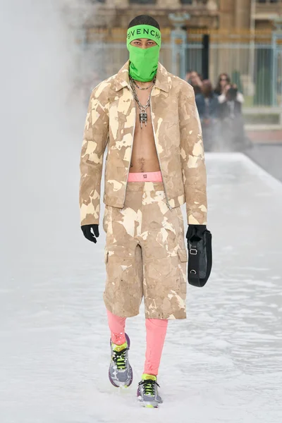 Look 15
